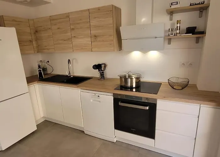 300 M De La Plage, Piscine Clim, Wifi * Grimaud